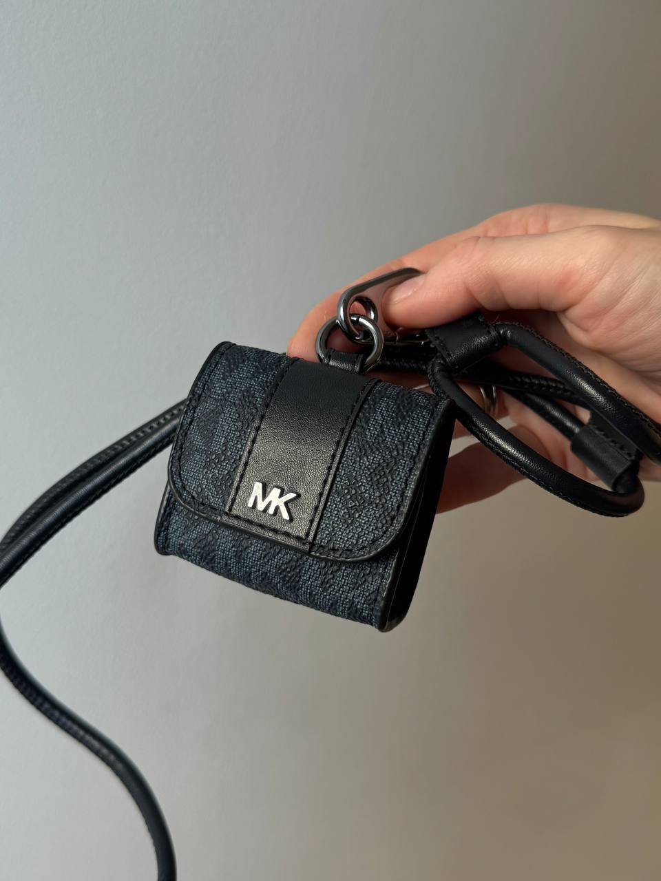 Чехол Michael Kors для AirPods / AirPods Pro, чёрный Signature