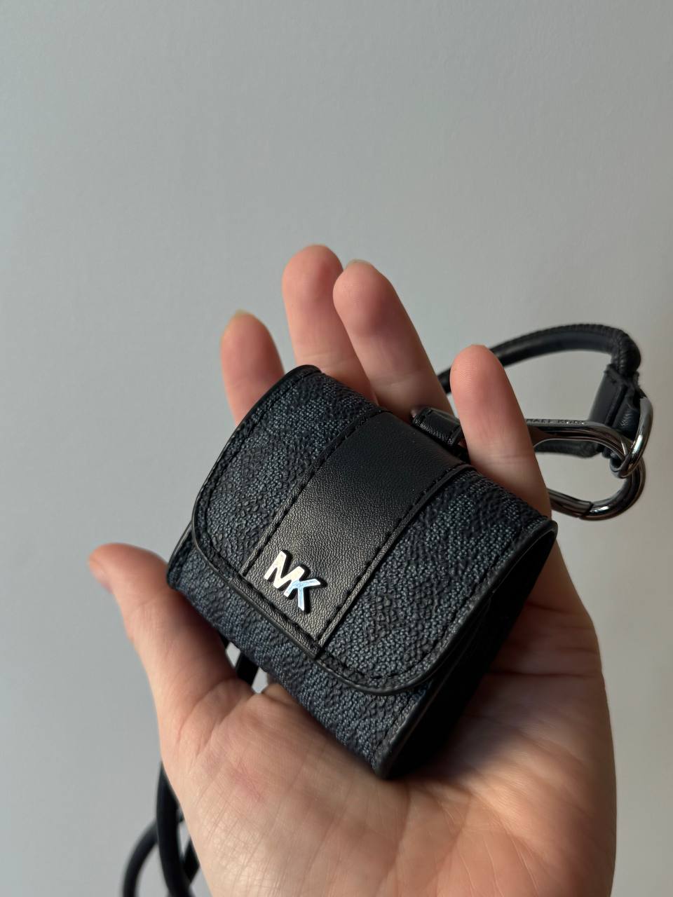 Чехол Michael Kors для AirPods / AirPods Pro, чёрный Signature