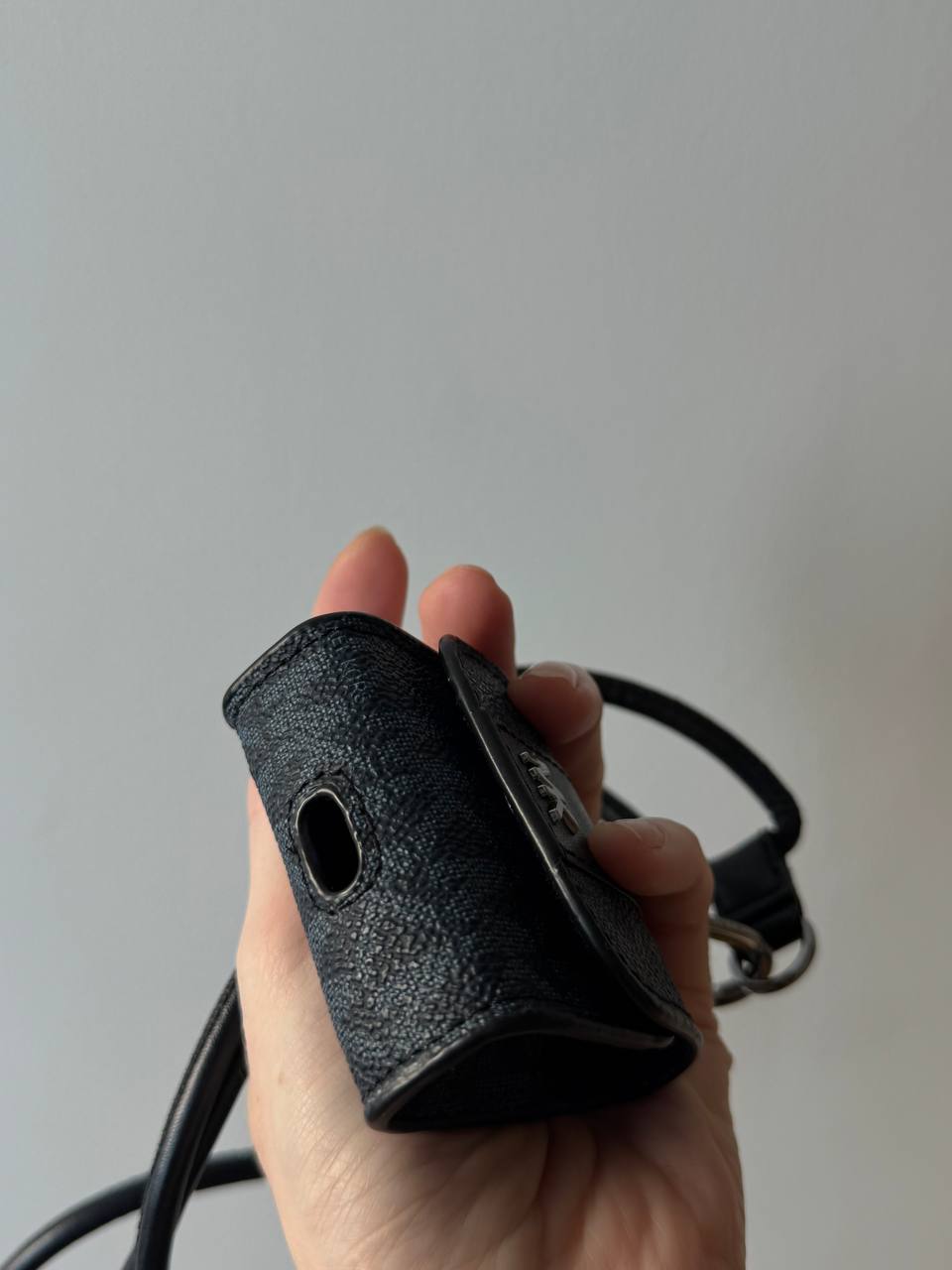 Чехол Michael Kors для AirPods / AirPods Pro, чёрный Signature