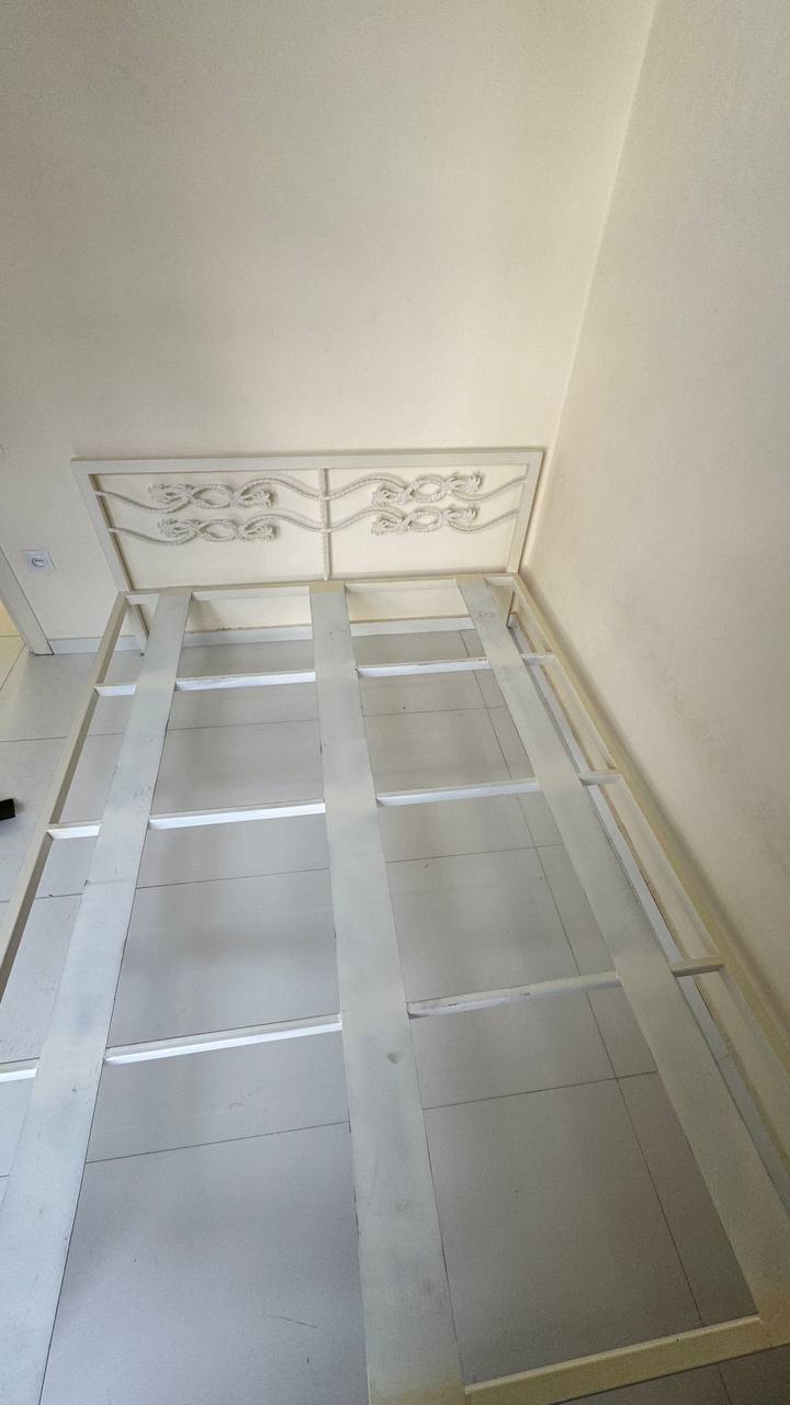 Кровать 150x200 с кованым изголовьем