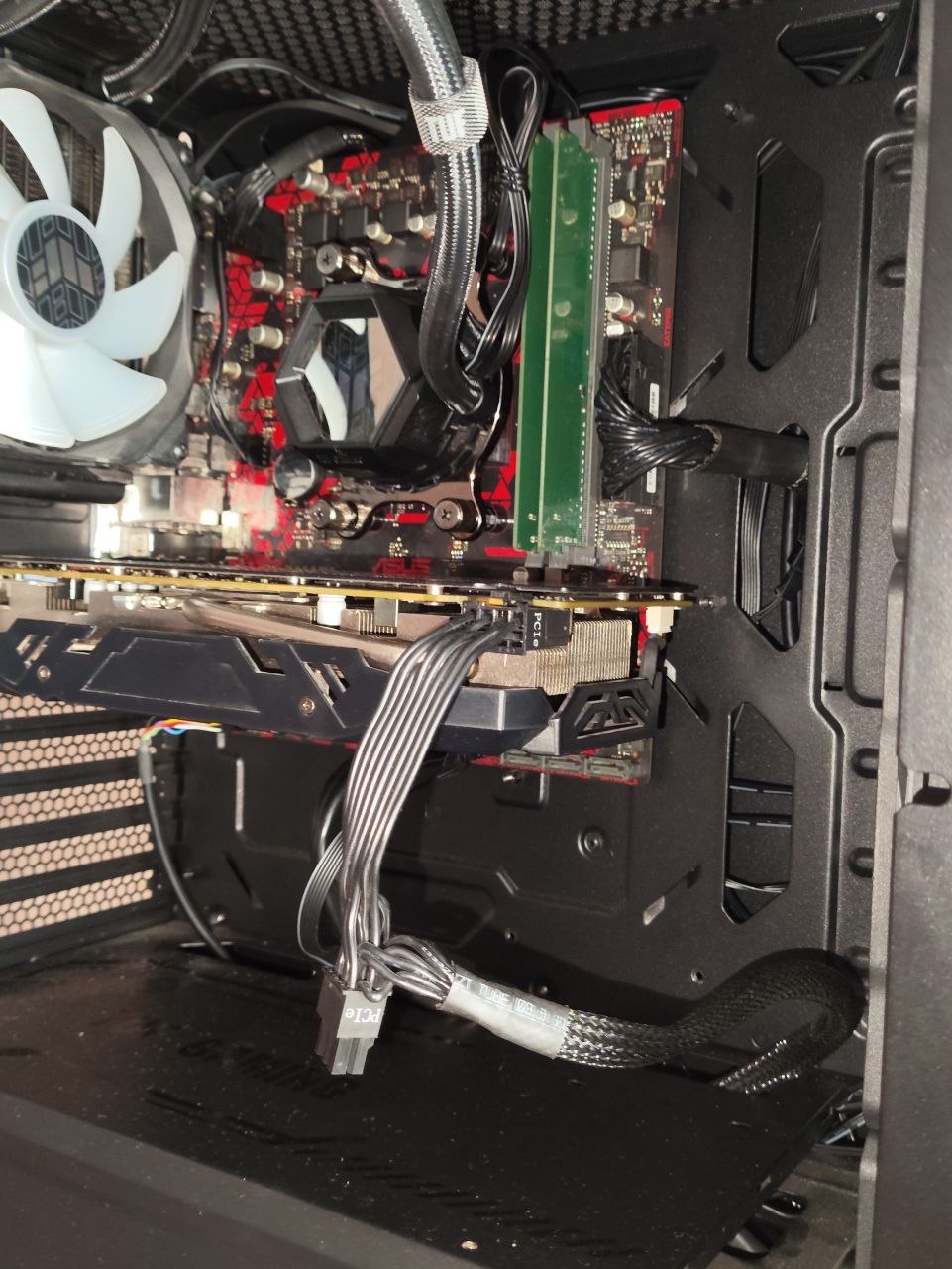 Игровой ПК: Ryzen 7 2700X, RX 590 8GB, 16GB DDR4, B450M Asus Dragon