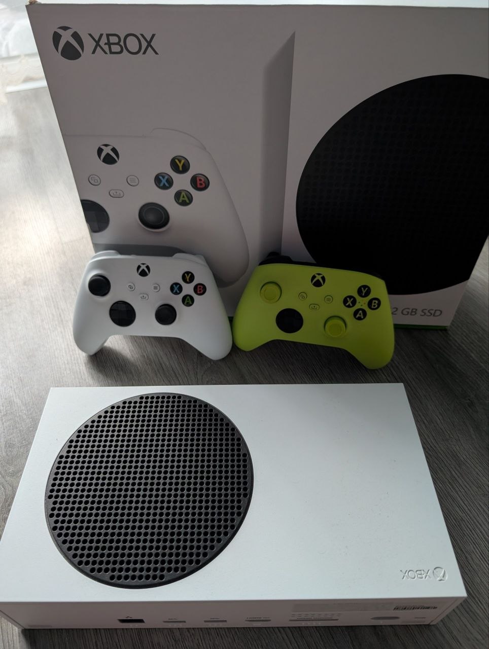 Xbox Series S с 2 геймпадами