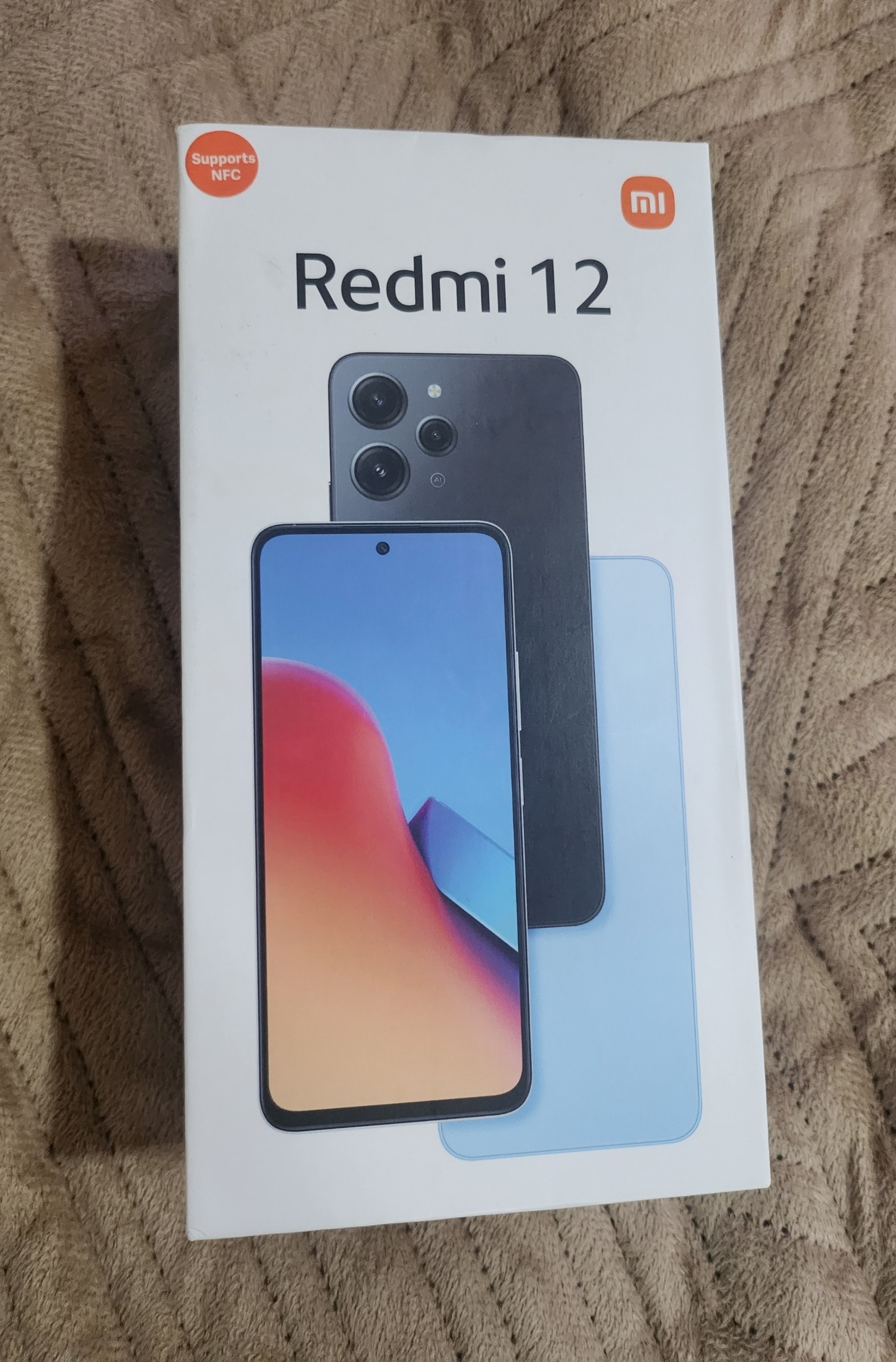 Смартфон Xiaomi Redmi 12 с чехлом и коробкой