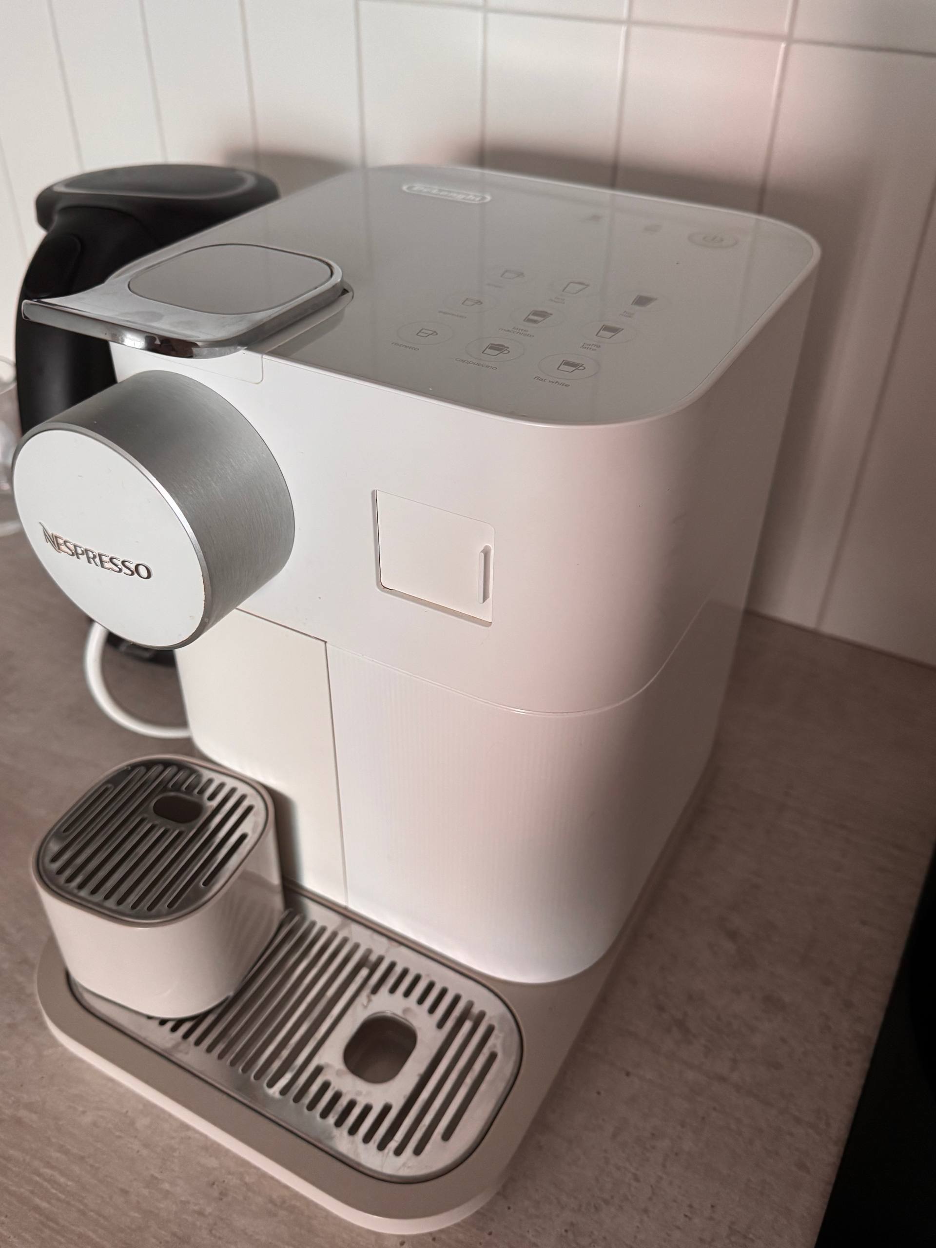 Капсульная кофемашина De'Longhi Gran Lattissima Fresh Vitality
