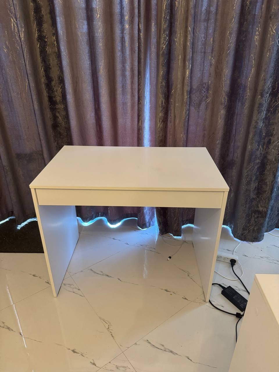 Белый стол
