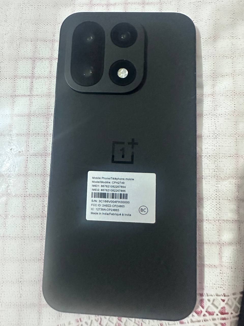 OnePlus 15 с зарядкой, чехлом и коробкой