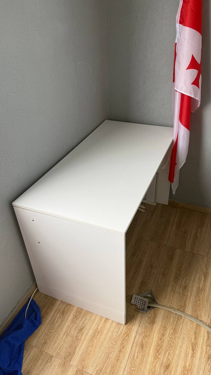 Белый письменный стол