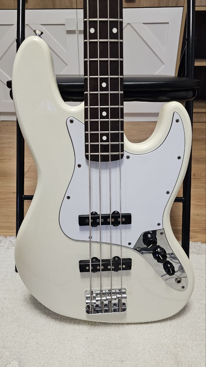 Бас-гитара Fender Standard Jazz Bass, Olympic White