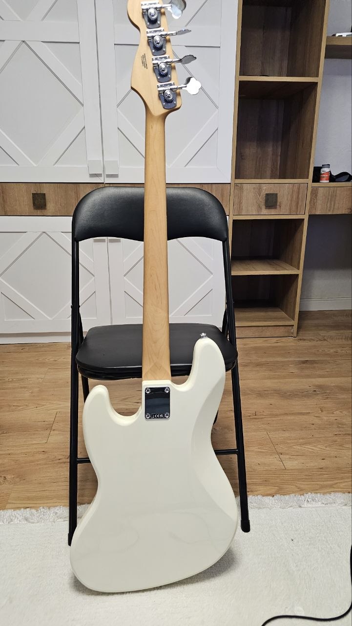 Бас-гитара Fender Standard Jazz Bass, Olympic White