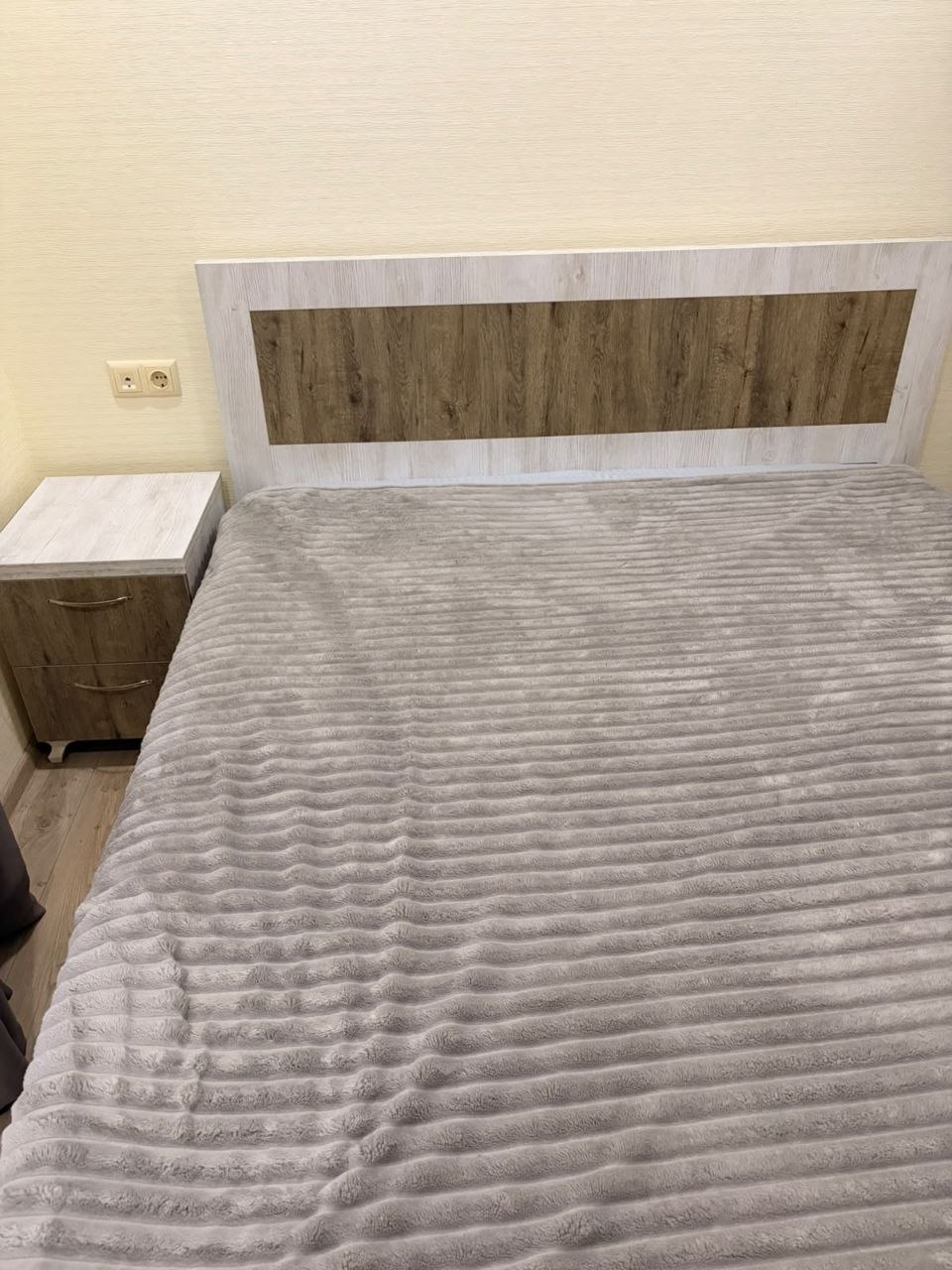 Спальный гарнитур: кровать 160x200 и 2 тумбочки
