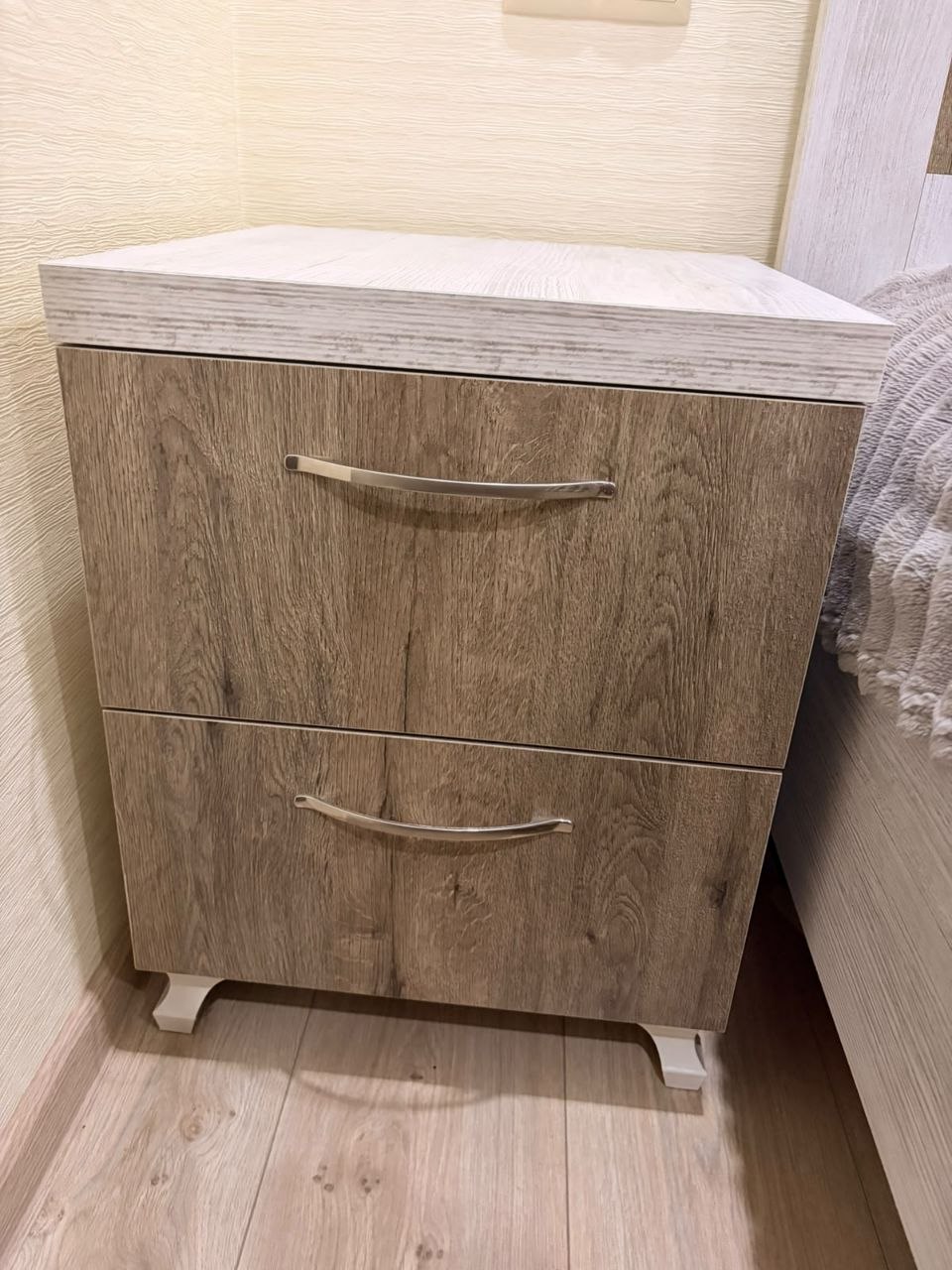Спальный гарнитур: кровать 160x200 и 2 тумбочки