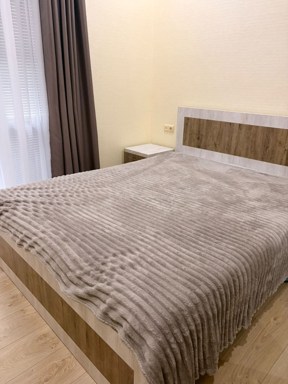 Спальный гарнитур: кровать 160x200 и 2 тумбочки