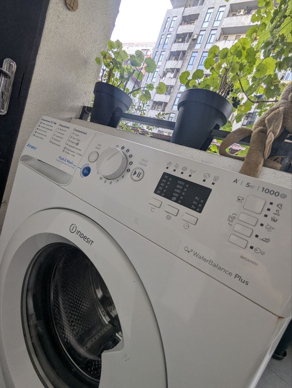 Стиральная машина Indesit (не стирает, на запчасти)