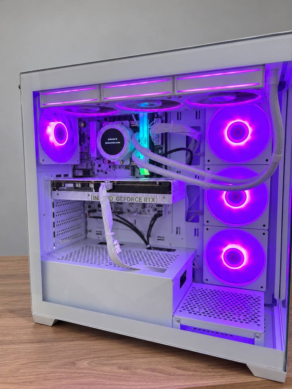 Белый игровой ПК: Intel Core i3-10100F, RTX 5060, 32 ГБ, SSD 512 ГБ