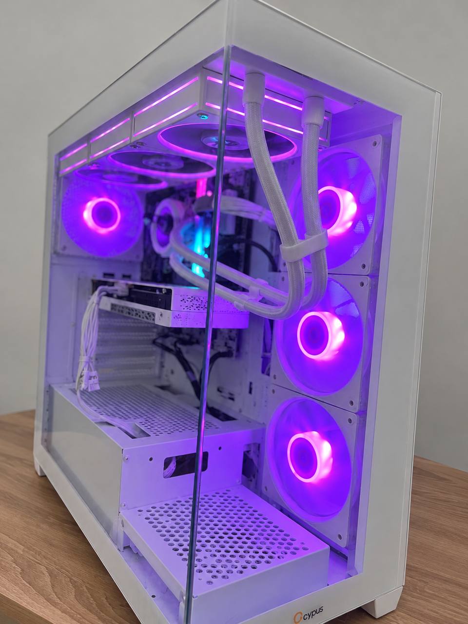 Белый игровой ПК: Intel Core i3-10100F, RTX 5060, 32 ГБ, SSD 512 ГБ