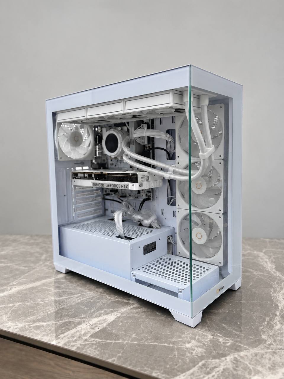 Белый игровой ПК: Intel Core i3-10100F, RTX 5060, 32 ГБ, SSD 512 ГБ