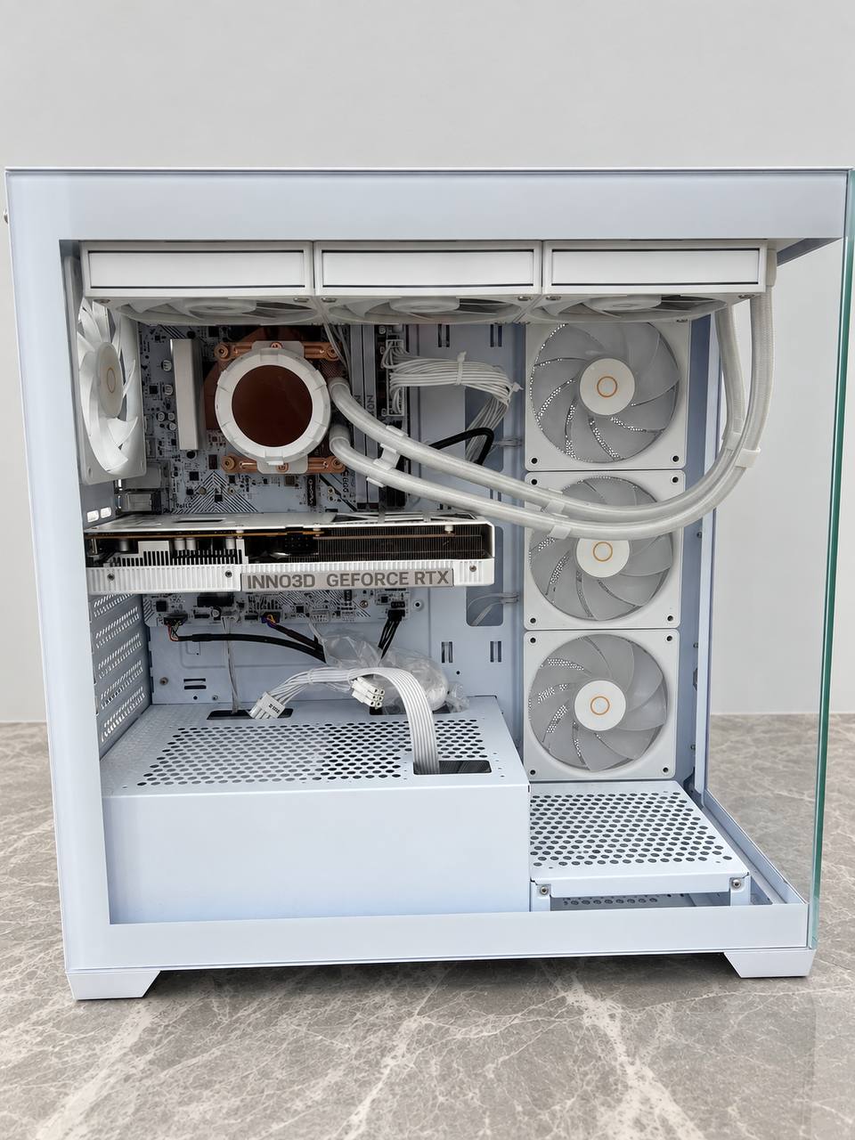 Белый игровой ПК: Intel Core i3-10100F, RTX 5060, 32 ГБ, SSD 512 ГБ