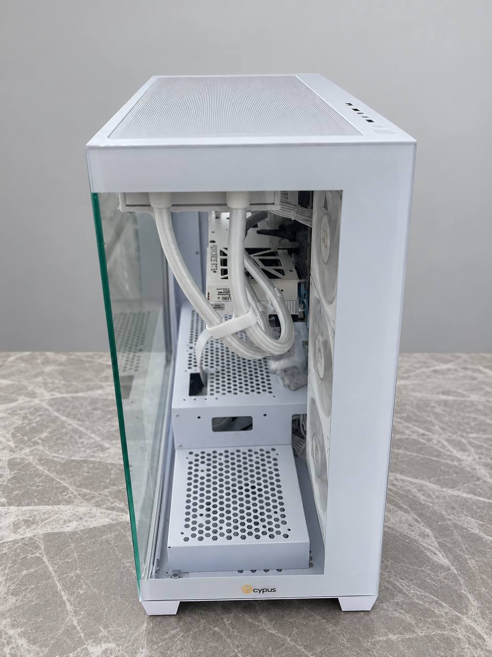 Белый игровой ПК: Intel Core i3-10100F, RTX 5060, 32 ГБ, SSD 512 ГБ