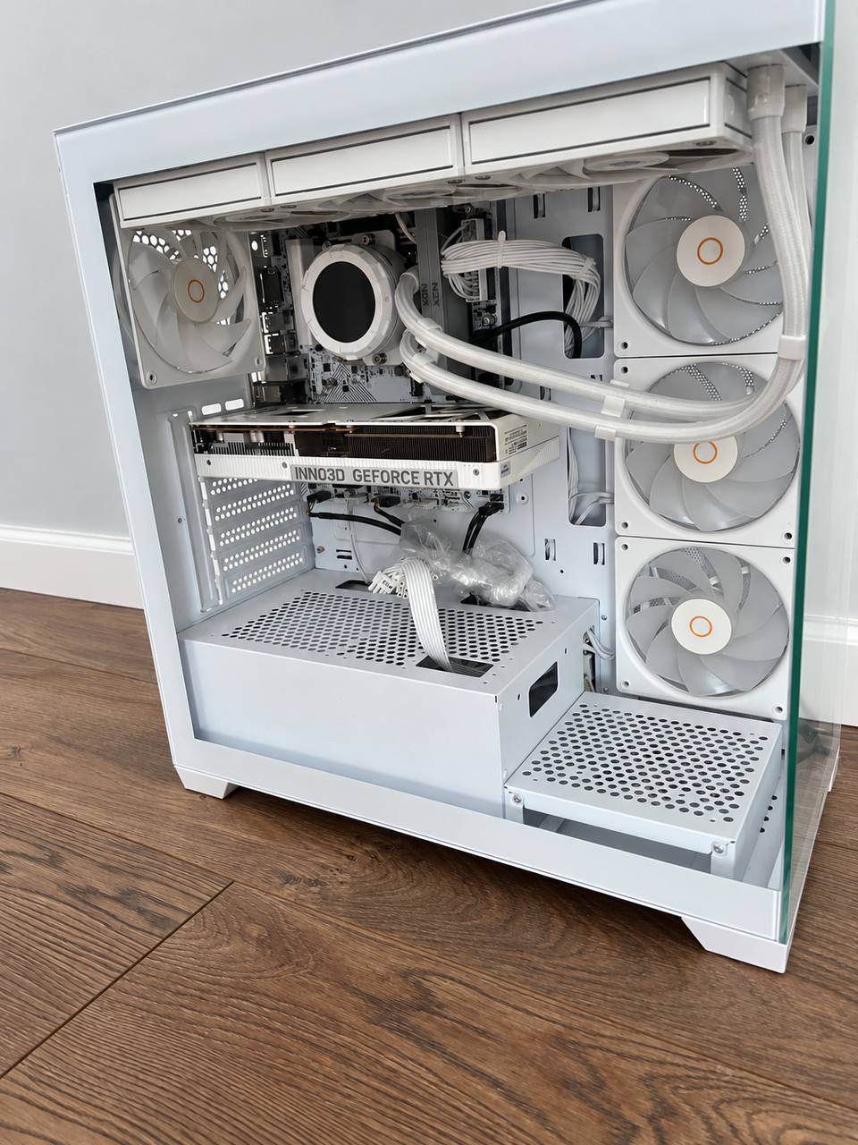 Белый игровой ПК: Intel Core i3-10100F, RTX 5060, 32 ГБ, SSD 512 ГБ
