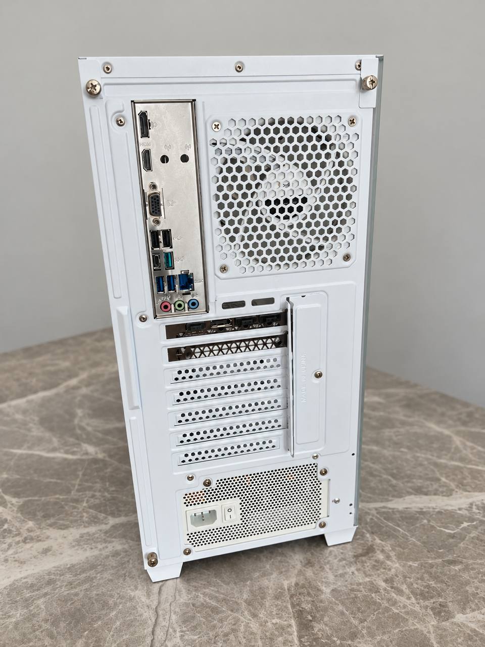 Белый игровой ПК: Intel Core i3-10100F, RTX 5060, 32 ГБ, SSD 512 ГБ