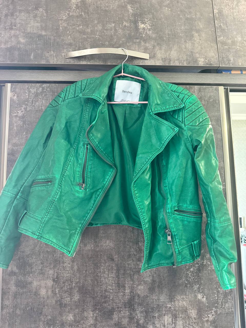 Кожаная куртка Bershka, размер S, изумрудная