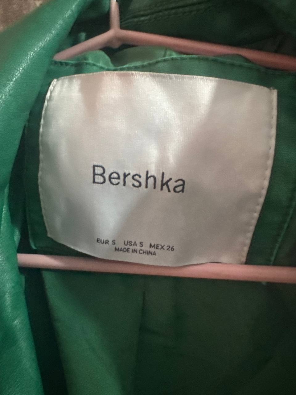 Кожаная куртка Bershka, размер S, изумрудная