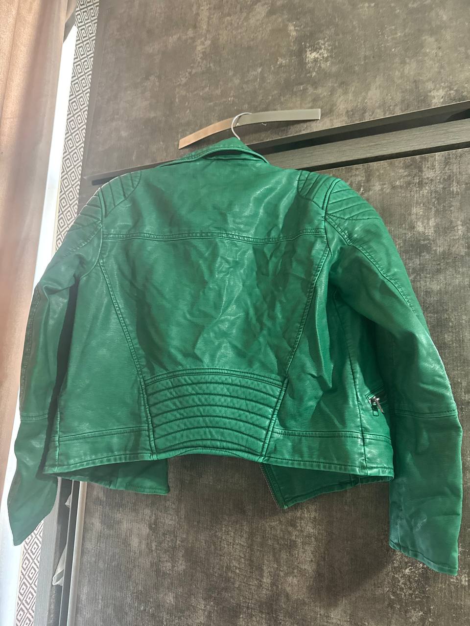 Кожаная куртка Bershka, размер S, изумрудная
