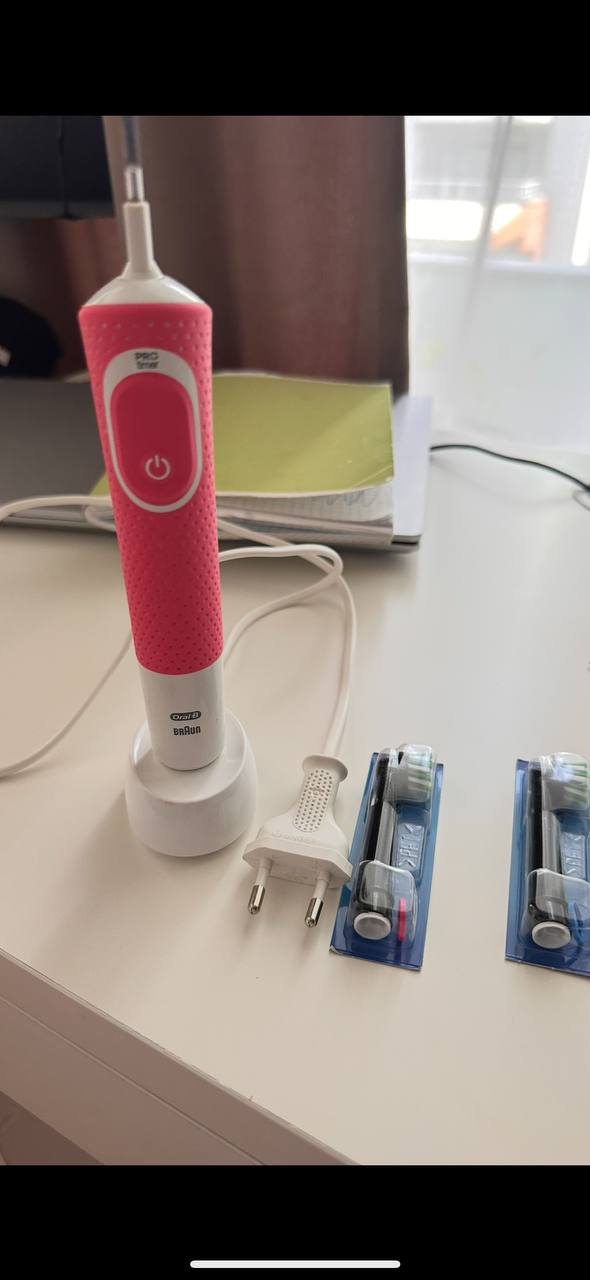 Электрическая зубная щётка Oral-B Braun с зарядной базой и 3 насадками