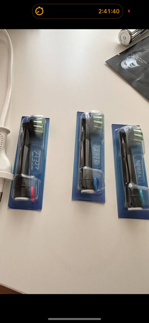 Электрическая зубная щётка Oral-B Braun с зарядной базой и 3 насадками