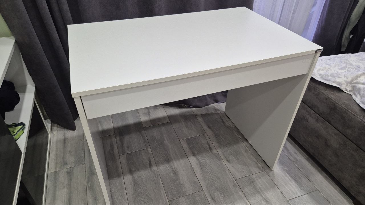 Белый письменный стол 100×50 см