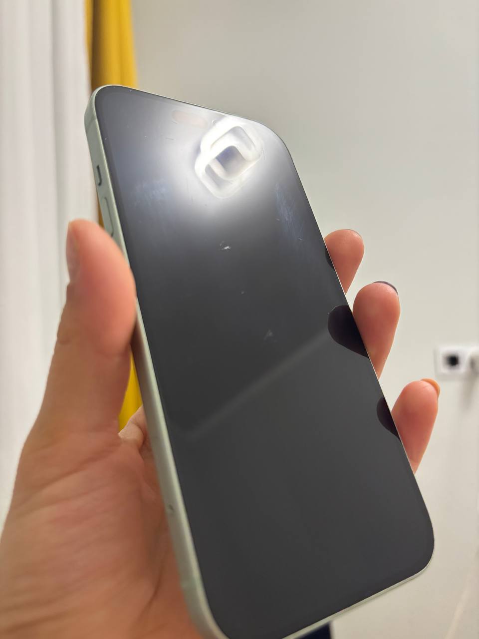 Apple iPhone 15 128GB (не видит SIM)