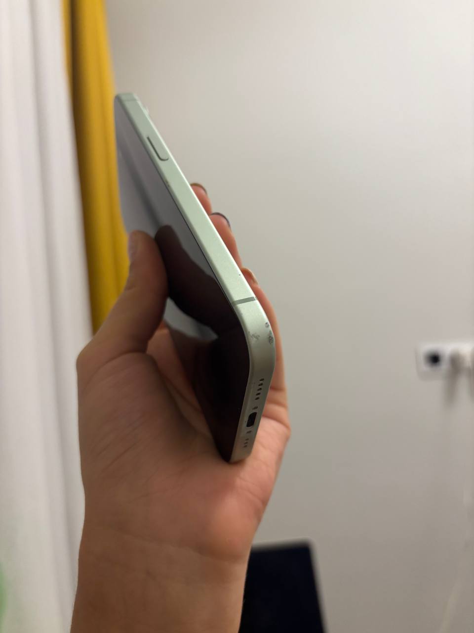 Apple iPhone 15 128GB (не видит SIM)