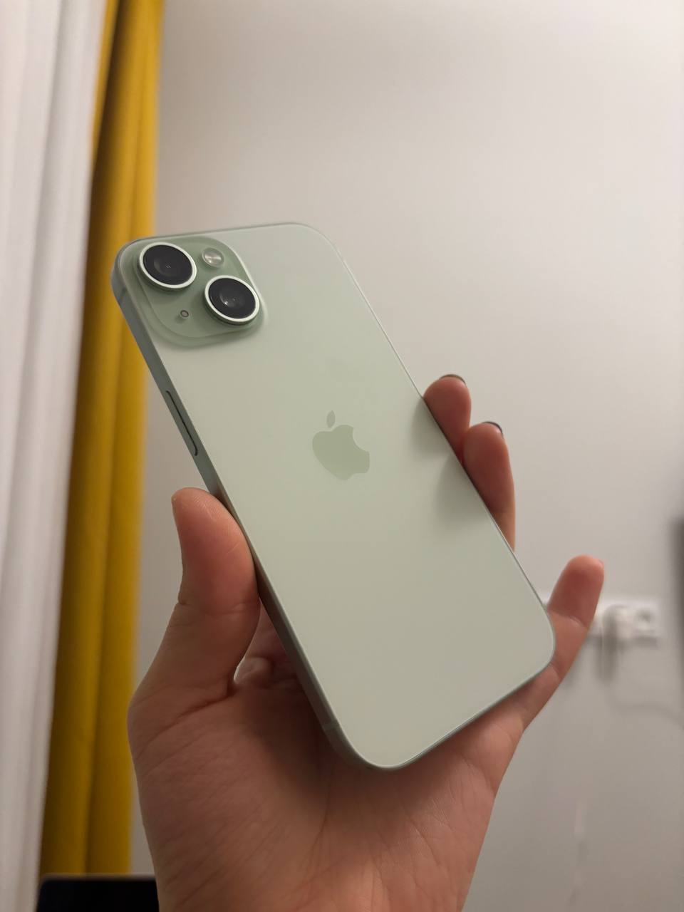Apple iPhone 15 128GB (не видит SIM)