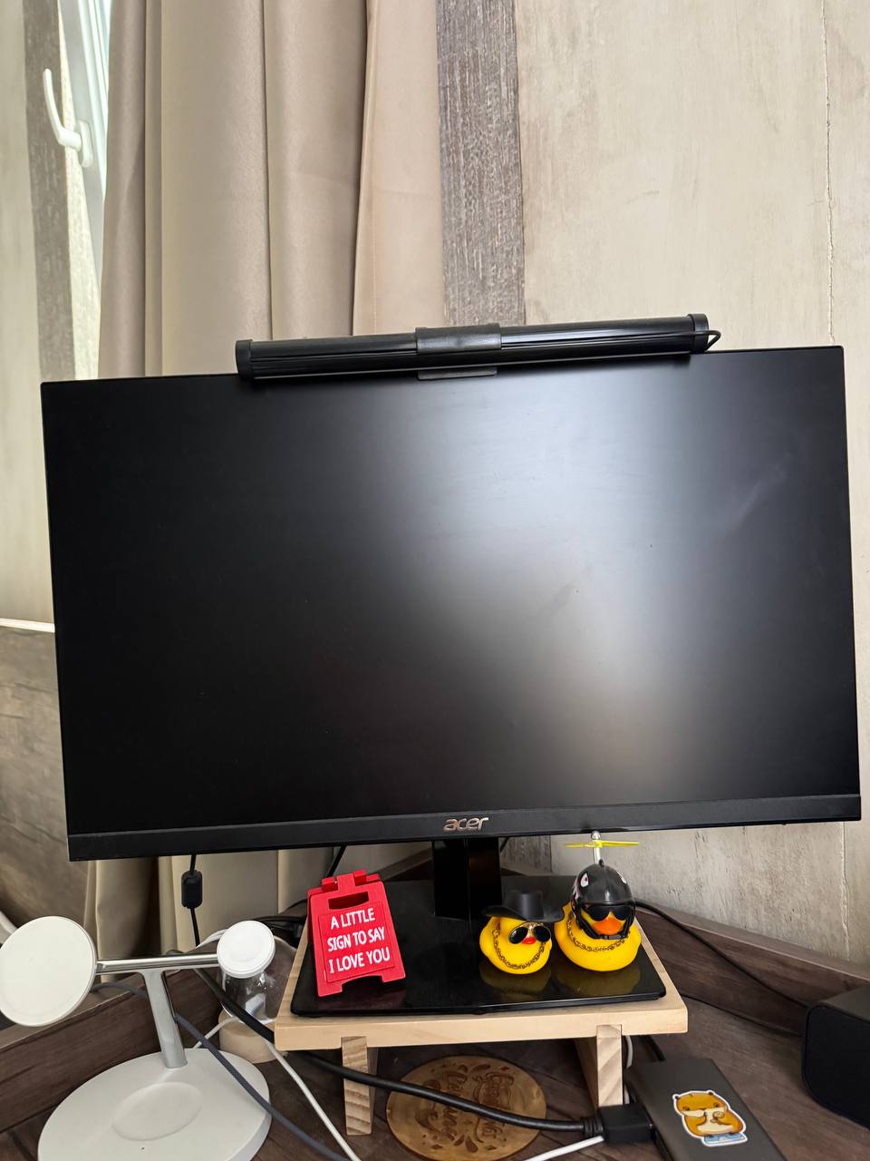Монитор Acer 1080p с лампой подсветки и подставкой