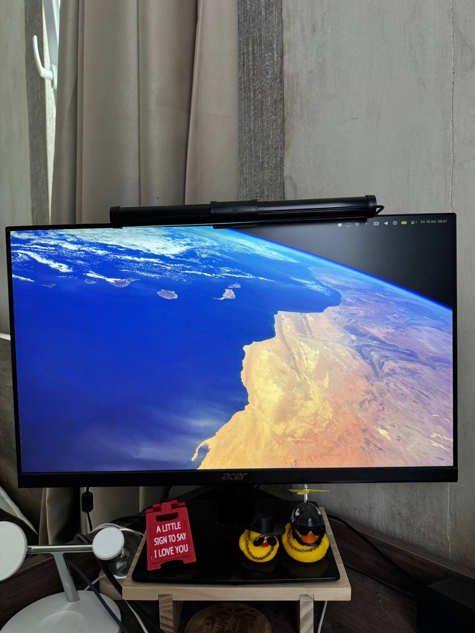 Монитор Acer 1080p с лампой подсветки и подставкой