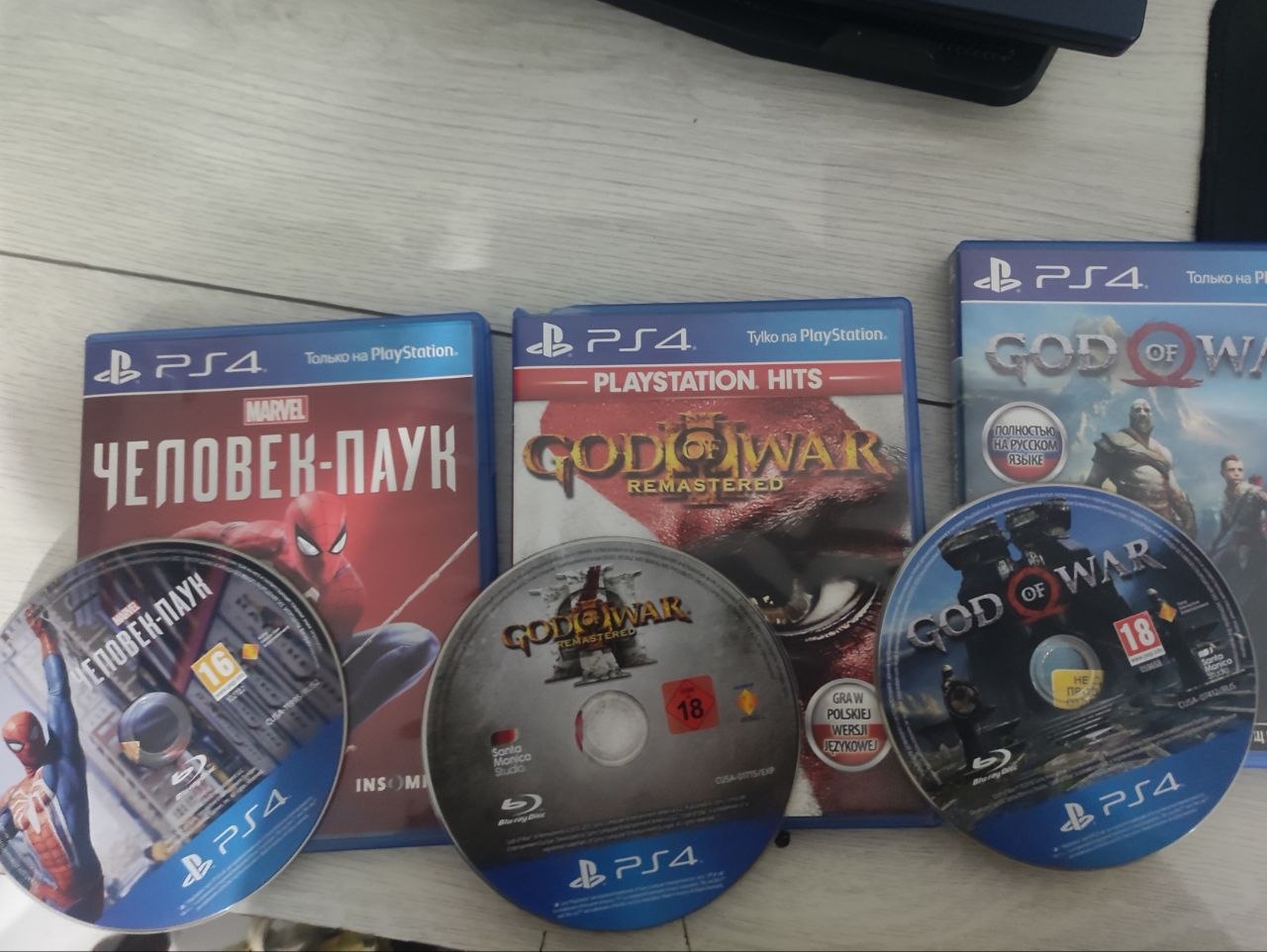 PlayStation 4 на 1 ТБ с 3 играми