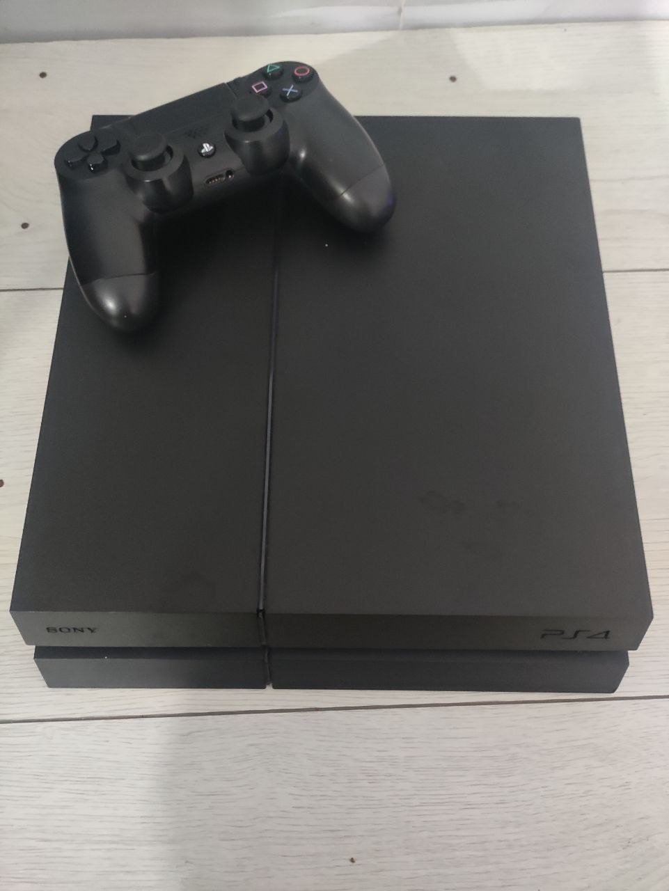 PlayStation 4 на 1 ТБ с 3 играми
