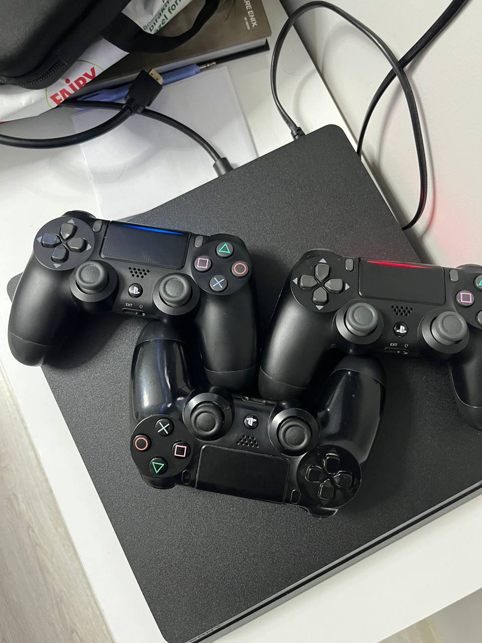PlayStation 4 Slim 1TB + 3 геймпада
