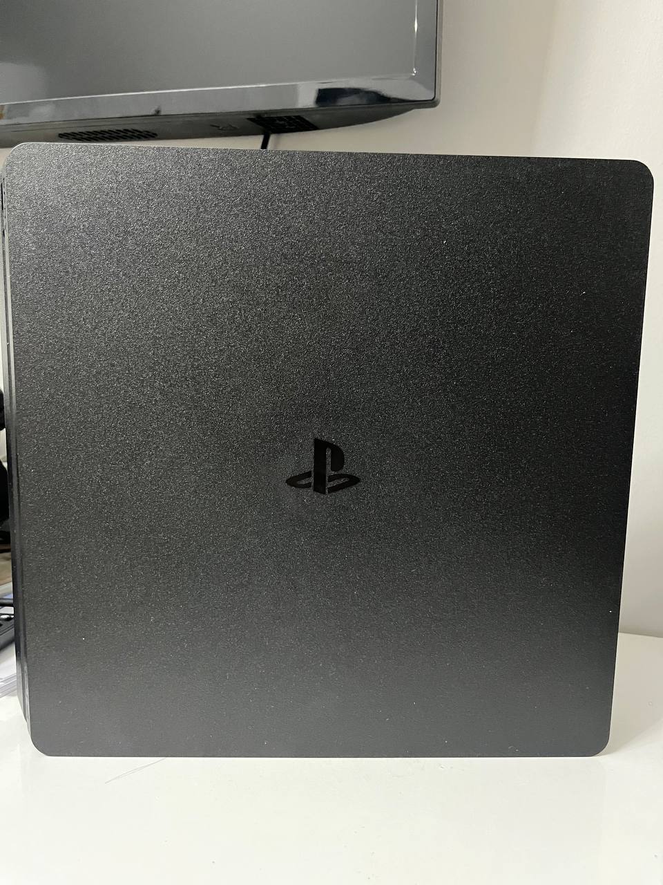 PlayStation 4 Slim 1TB + 3 геймпада