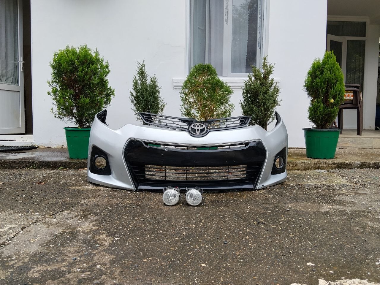 Передний бампер Toyota Corolla 2014 Sport с решёткой и ПТФ