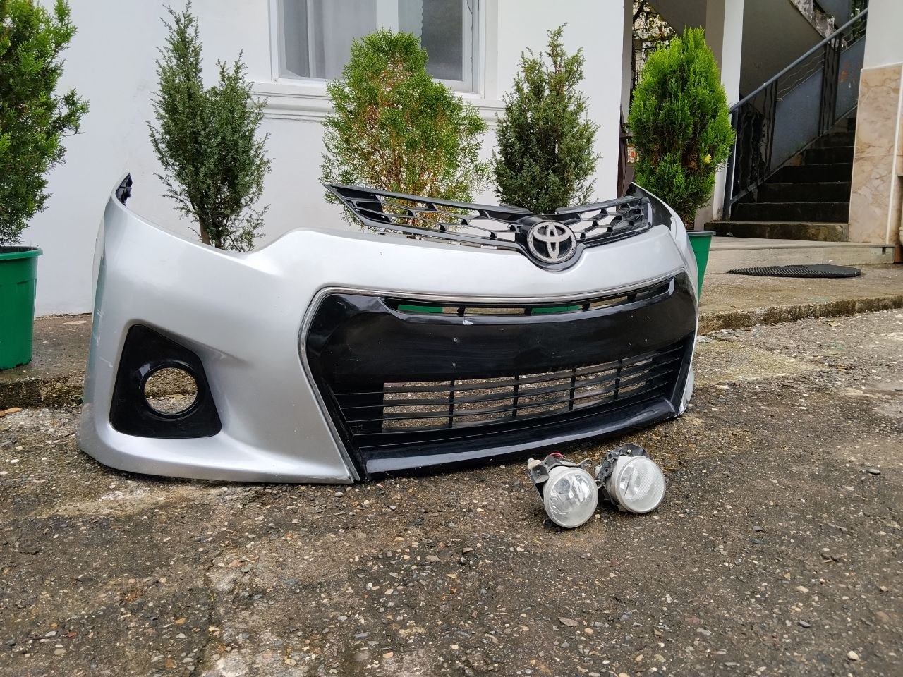 Передний бампер Toyota Corolla 2014 Sport с решёткой и ПТФ
