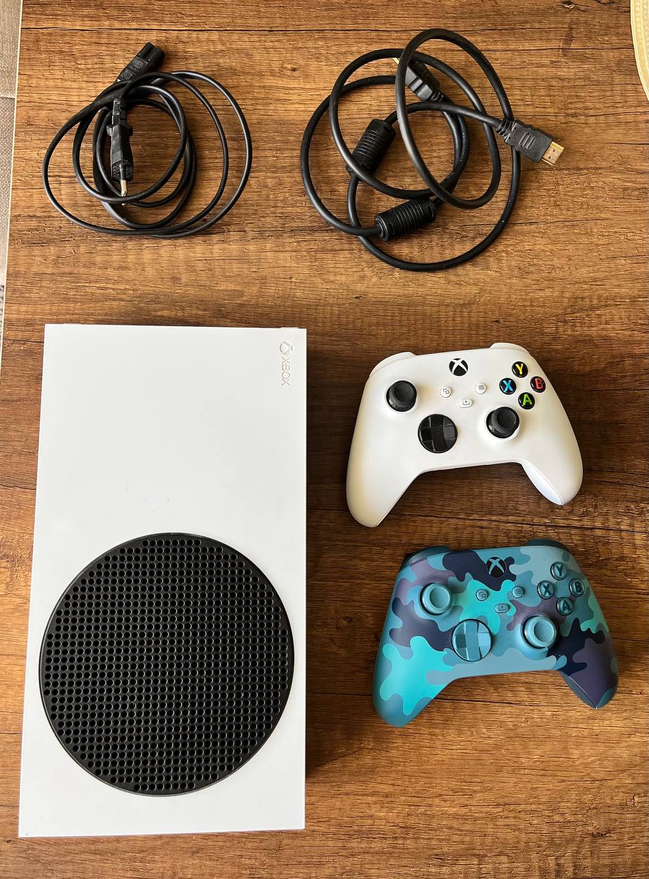 Xbox Series S с двумя джойстиками и кабелями