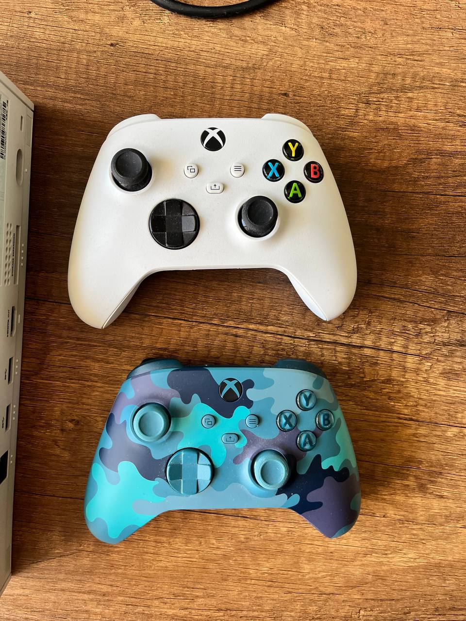 Xbox Series S с двумя джойстиками и кабелями
