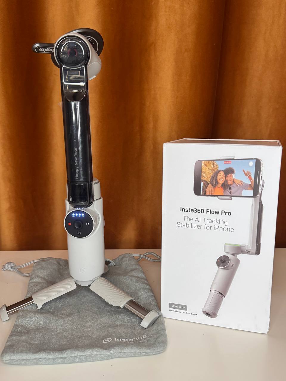 Умный стабилизатор Insta360 Flow Pro