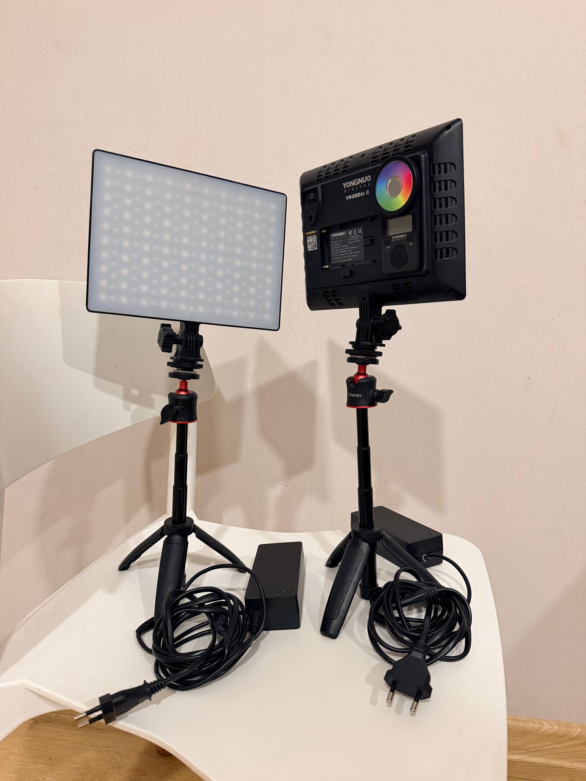 Два цветных LED-светильника Yongnuo с пультами и зарядками