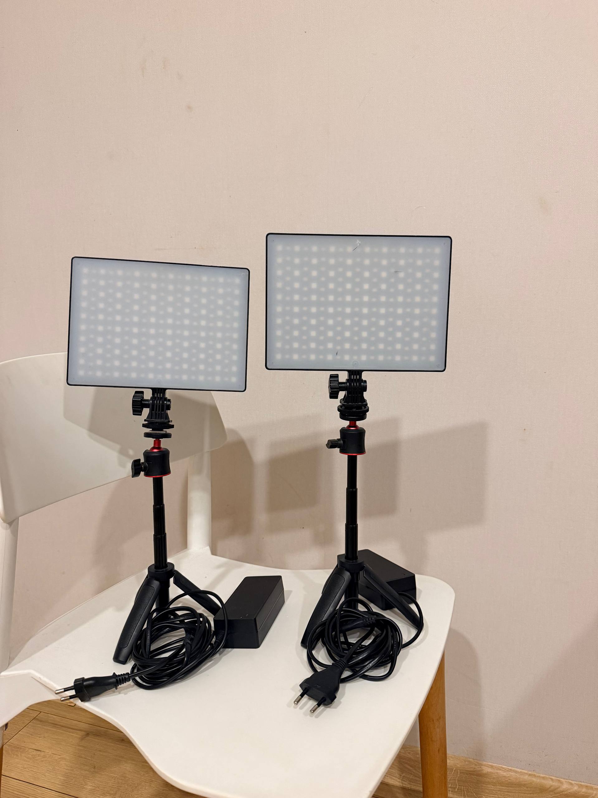Два цветных LED-светильника Yongnuo с пультами и зарядками