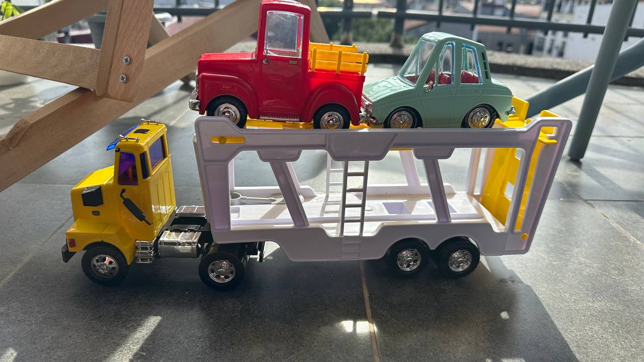 Машинки Hot Wheels и пластиковый автовоз с машинками