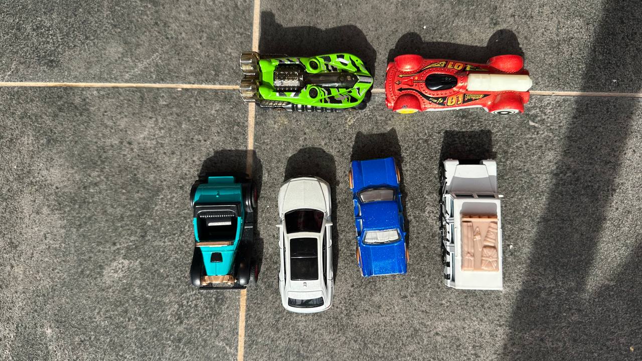 Машинки Hot Wheels и пластиковый автовоз с машинками