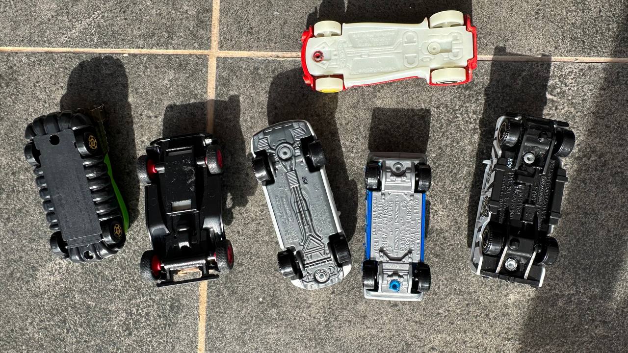Машинки Hot Wheels и пластиковый автовоз с машинками