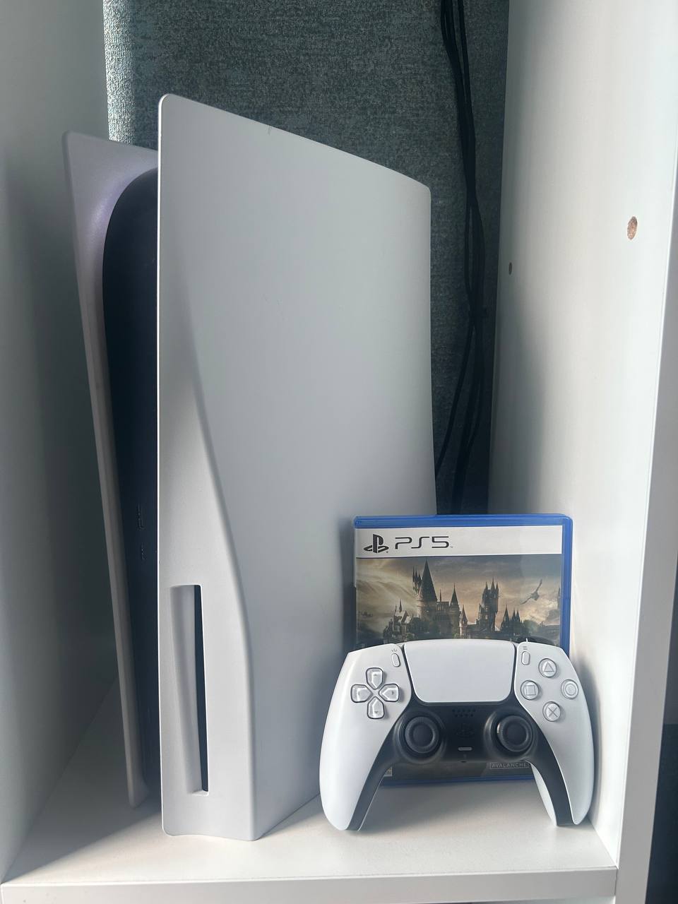 PlayStation 5 с двумя джойстиками и играми